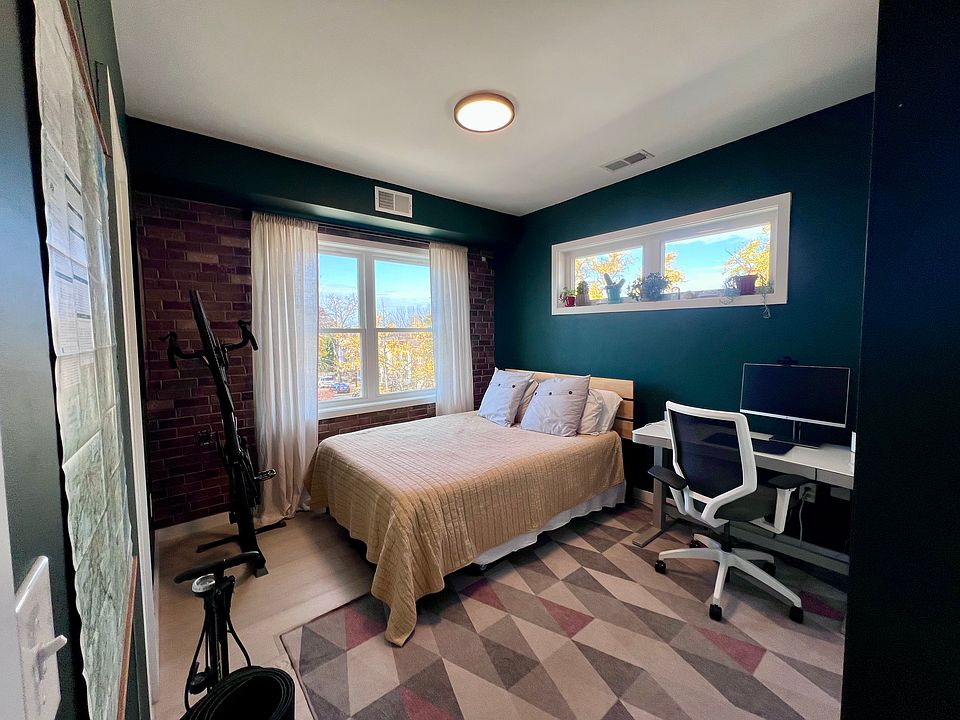 Spacious room with large windows. Great light throughout the day.