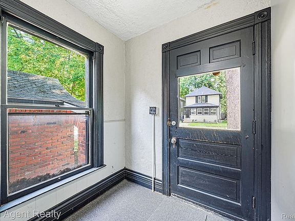 4th image of 74 Washington St