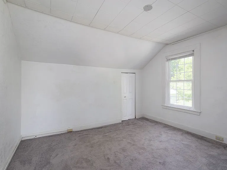 427 Flower Ave E — Photo 26