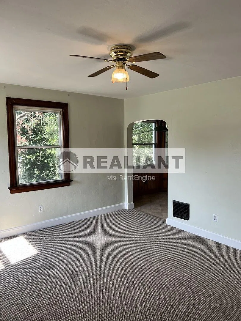 2214 Memorial Pkwy — Photo 2