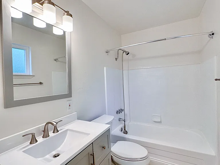 655 Mariposa Ave — Photo 12