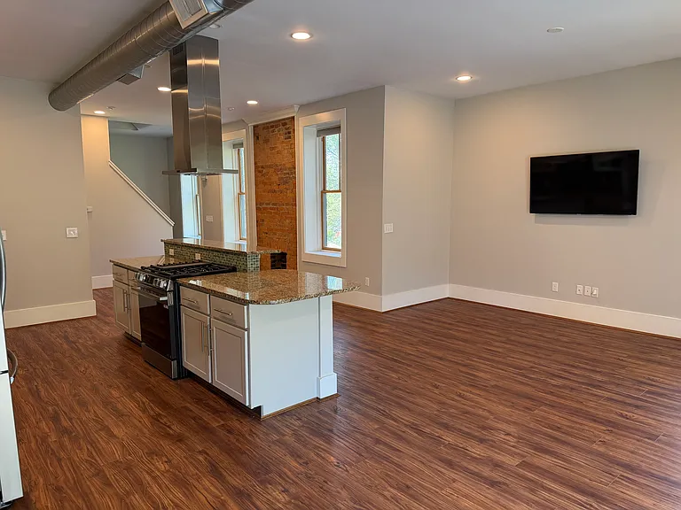 1324 Pendleton St — Photo 1