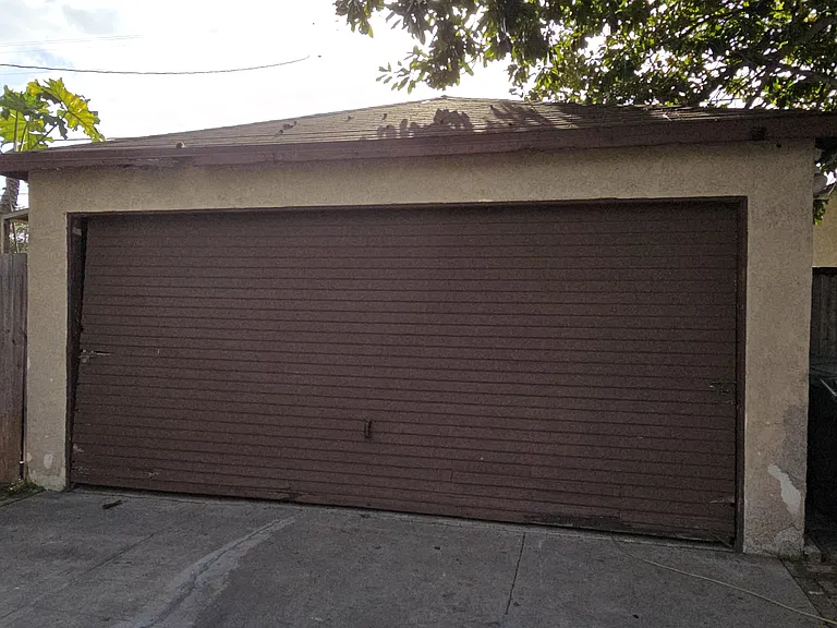 2 Car Garage w Washer / Dryer Hook-ups (Washer / Dryer not included)