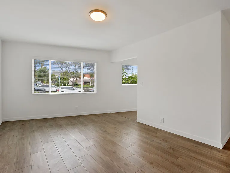 10900 Santa Monica Blvd, prime Westwood! — Photo 3