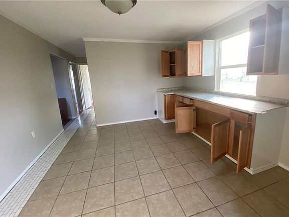 4th image of 104 Marilyn Dr