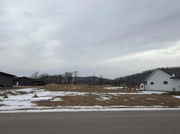 805 Bridle Ln, La Crescent, MN 55947