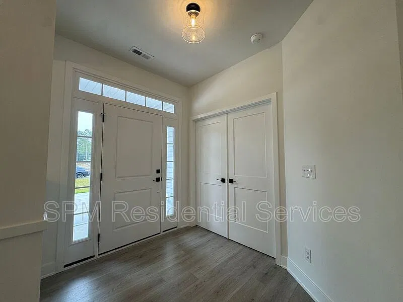 4 bed, 2.5 bath, 2328 sqft, $2,500 — Photo 3