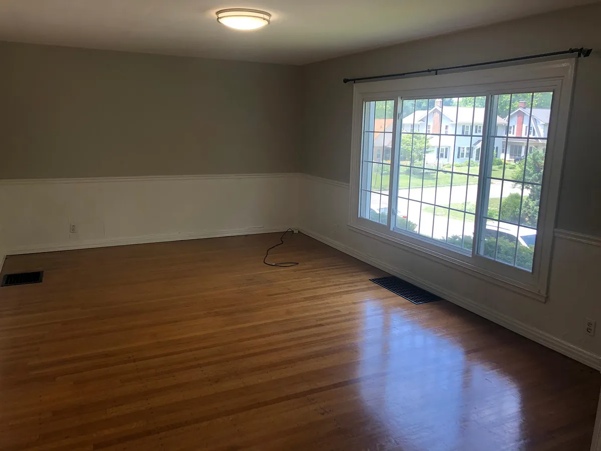 Large picture window to enjoy the view and the breeze - 535 E 60th St