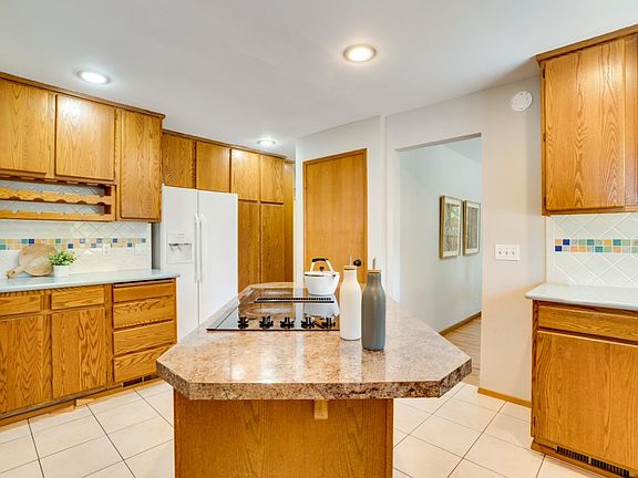 4th image of 2915 Louise Ave W #0