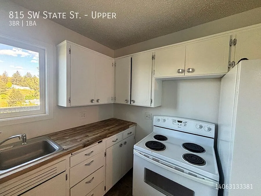 Spacious and Bright 3 Bedroom Upper Duplex | Available NOW — Photo 3
