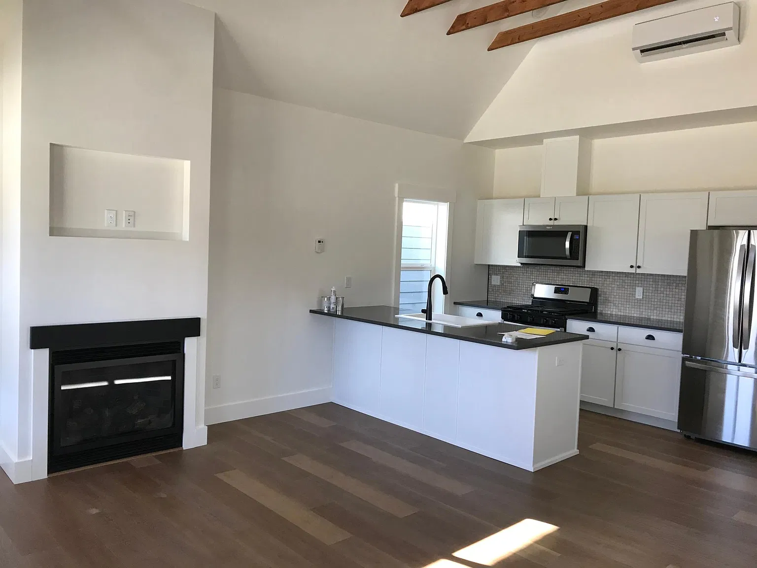 2 bed, 850 sqft, $1,800 — Photo 4