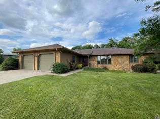 2140 SW Arvonia Pl, Topeka, KS 66614