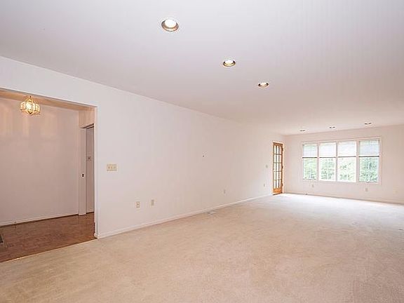 4th image of 549 Lancaster Ct