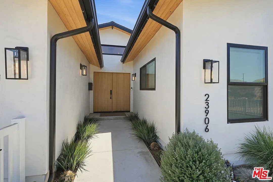 3 bed, 3.0 bath, 2339 sqft, $6,250 — Photo 2
