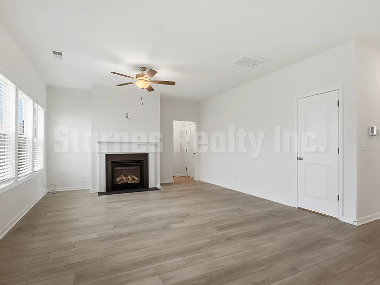 808 Pullman Loop — Photo 11