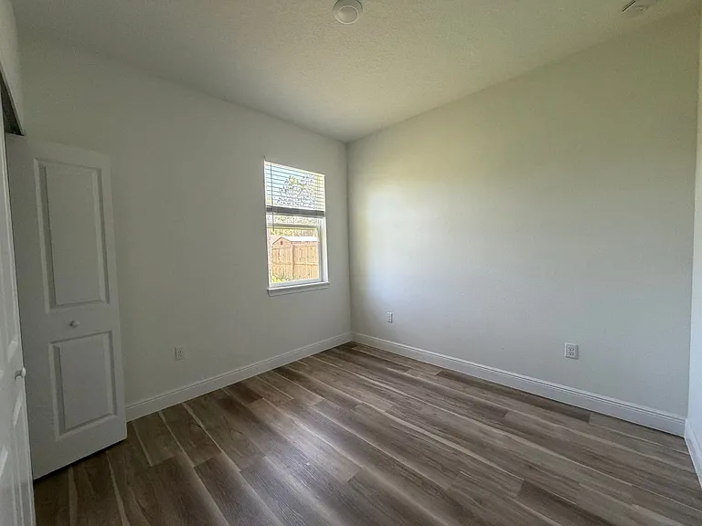 1852 W Quaker Ln — Photo 31