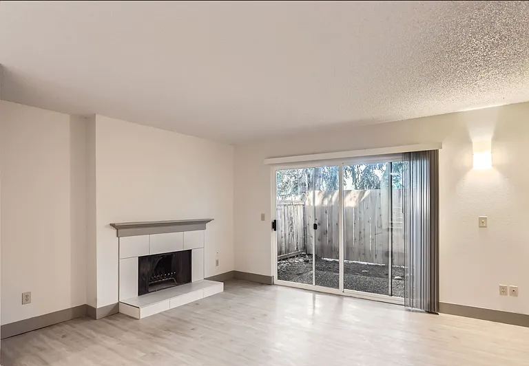 205 SW Clark St #C2 — Photo 3