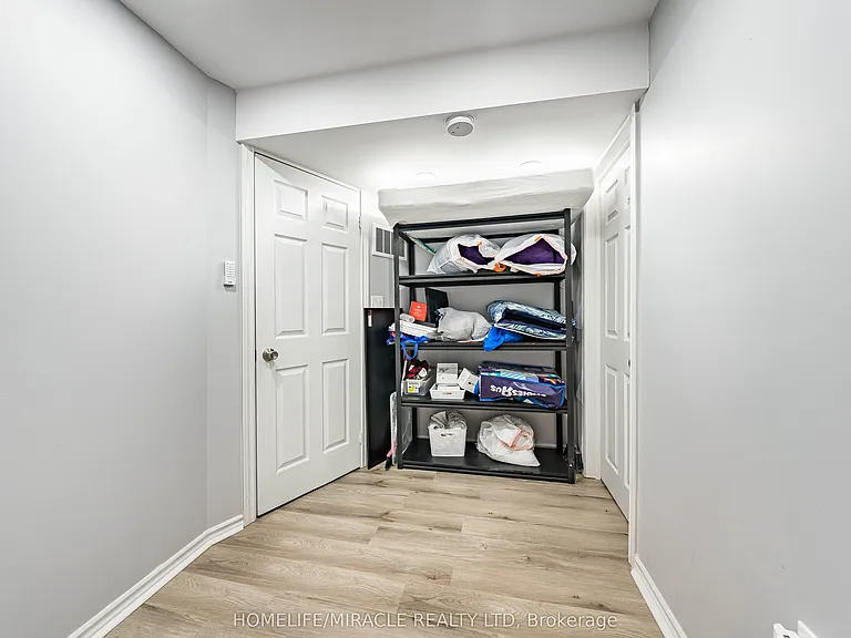 419 Rossland Rd E — Photo 40