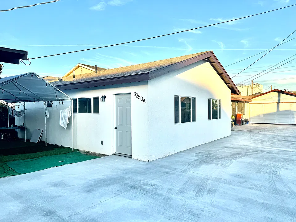 3250 Evelyn Ave