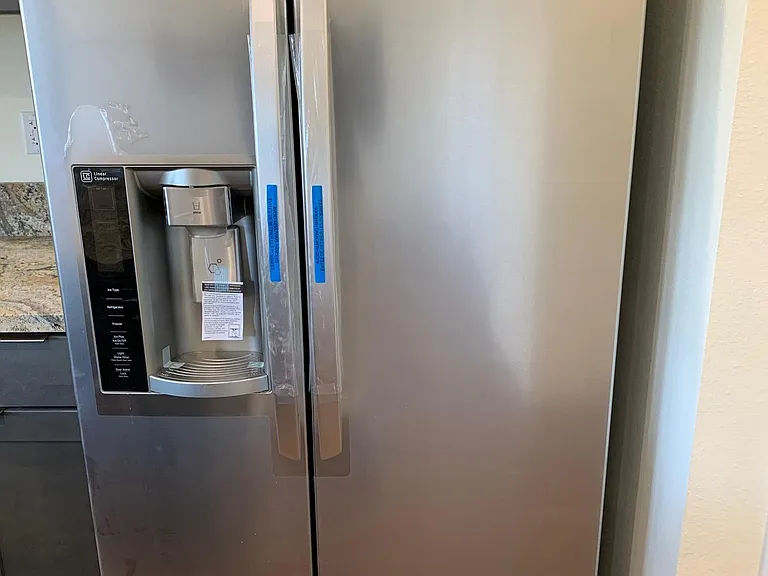 29cuft fridge w/ Ice & Water in Door