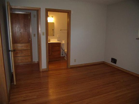 3rd image of 703 E Schreyer Pl
