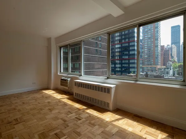 240 E 55th St APT 8B, New York, NY 10022