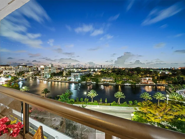 2555 Collins Ave #1002 — Photo 27