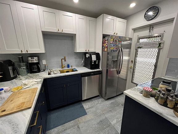 3rd image of 400 NE 20th Street #C115