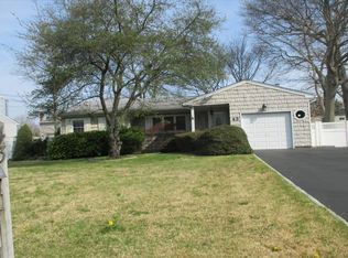 43 Loughlin Dr, Shirley, NY 11967