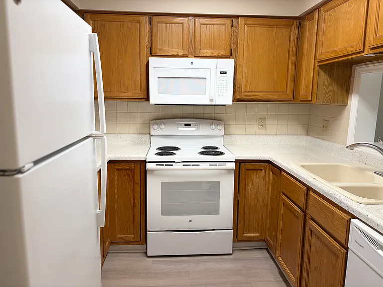 33 Forest Green Dr — Photo 6