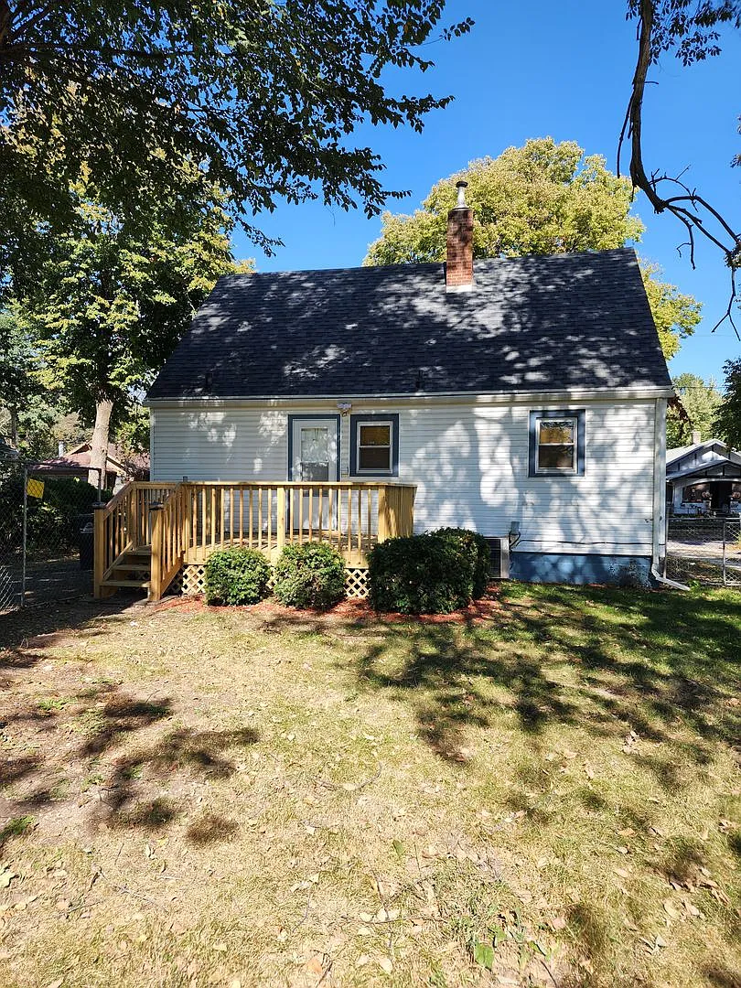 Nice updated 3 Bedroom House in a Great Neighborhood — Photo 3