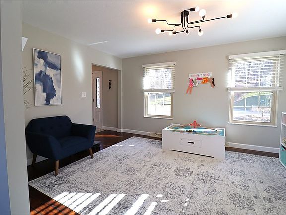3rd image of 462 Monmouth Dr