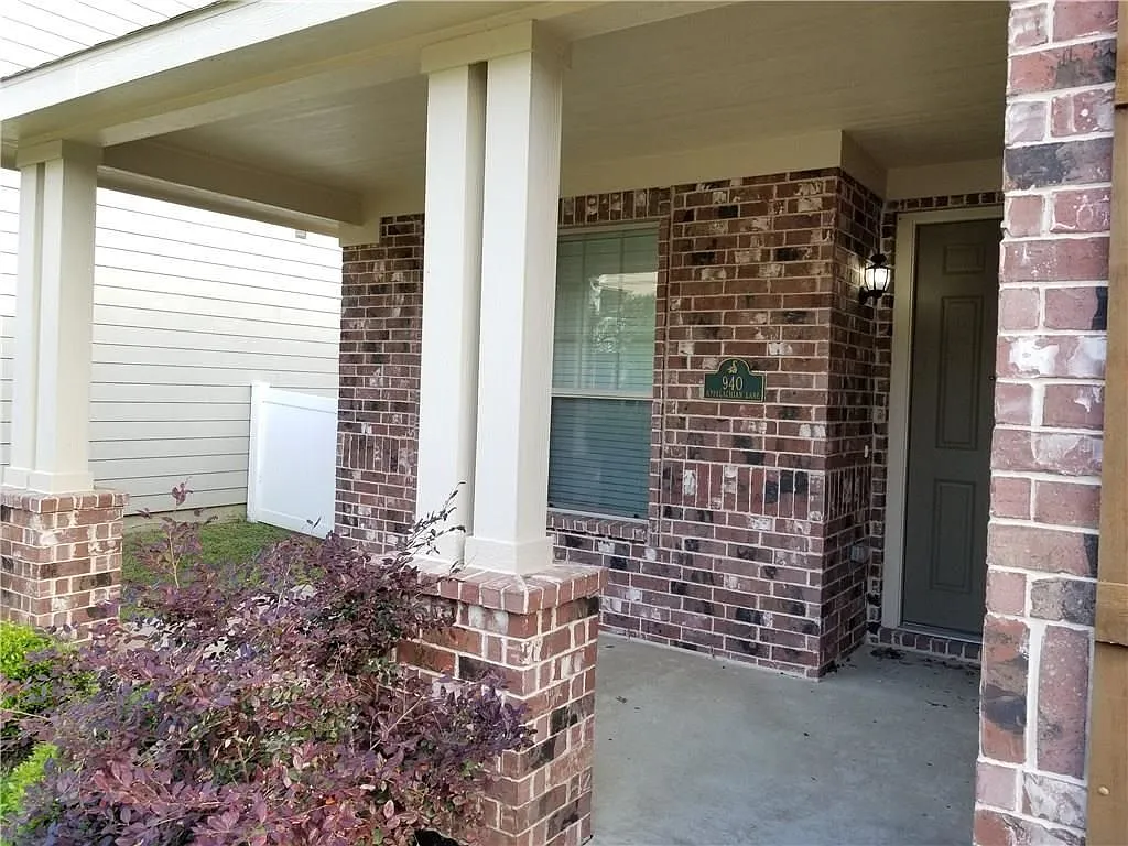 3 bed, 2.0 bath, 1646 sqft, $2,200 — Photo 2