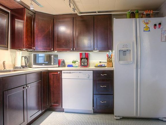Welcome to 401.5 Lilac-Brand new kitchen cabinets