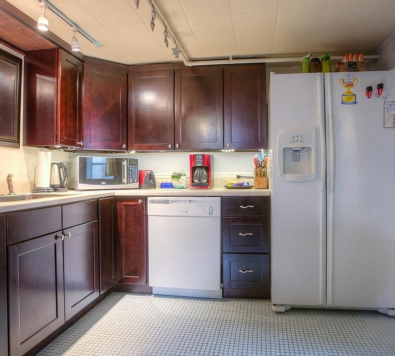 Welcome to 401.5 Lilac-Brand new kitchen cabinets