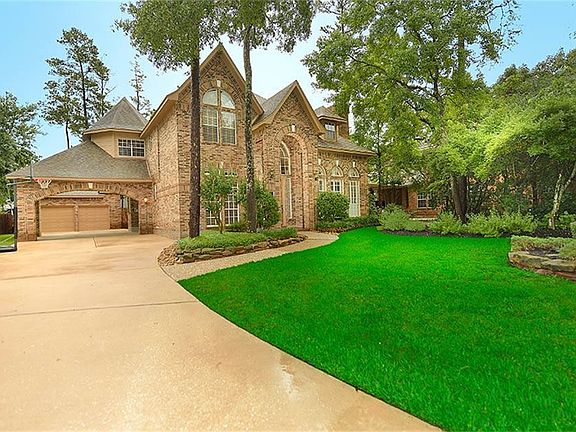 Gorgeous manicured lawn.