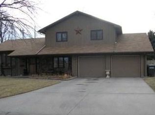 2322 N Locust St, Grand Island, NE 68801