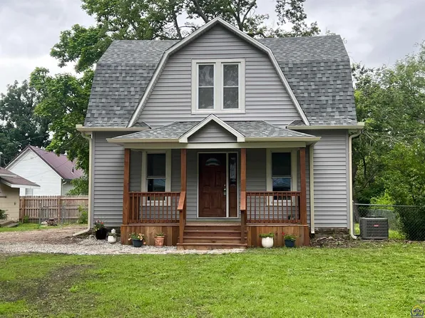 527 S 7th St, Osage City, KS 66523