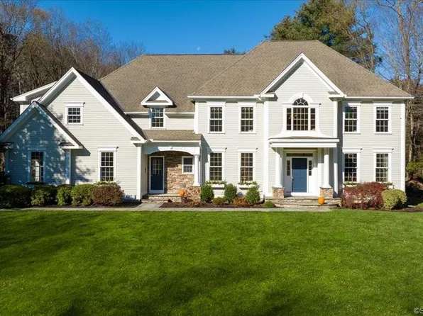 26 Holcomb Street, Simsbury, CT 06070