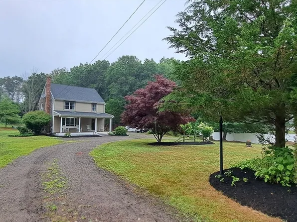 135 Circuit St, Hanover, MA 02339