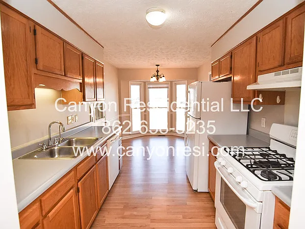 3 bed, 2.0 bath, 1402 sqft, $1,745 — Photo 2