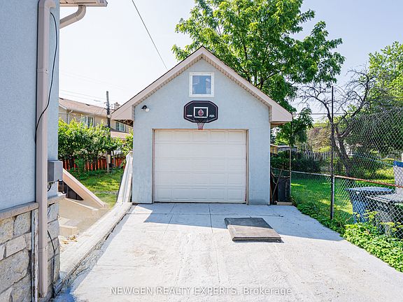 3rd image of 11 Benway Dr
