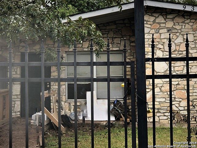 2nd image of 939 Dodic St