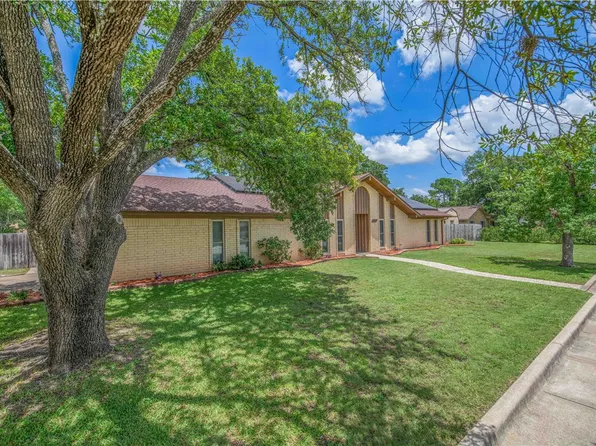 2401 Briar Oaks Dr, Bryan, TX 77802