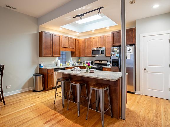 3rd image of 1025 N Marshfield Ave #2