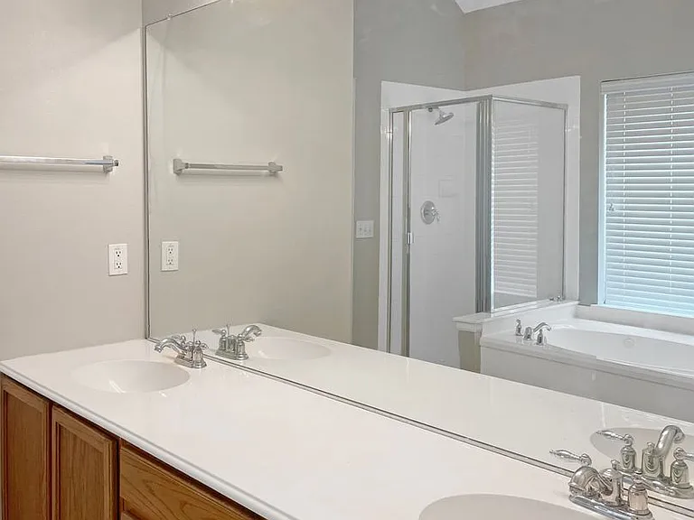 2820 Thorncreek Ln — Photo 11