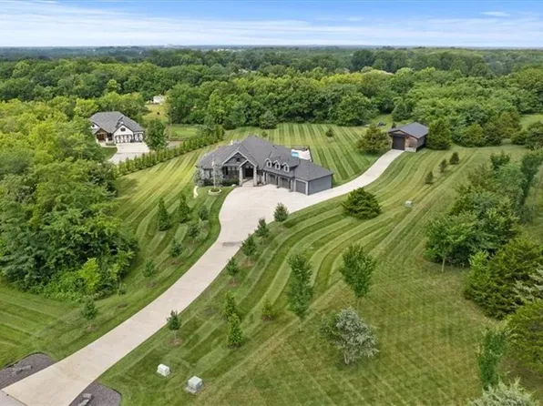 30310 Woodland Dr, Pleasant Hill, MO 64080