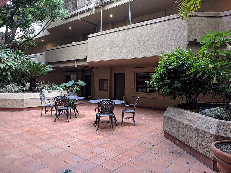 221 S Oak Knoll Ave — Photo 17