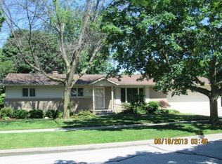 401 Meadow Dr, Essexville, MI