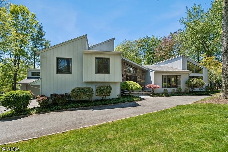 1st image of 10 Hawthorne Ct